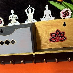 Decorative Yoga Wall Key Holder with Gold and Gray Accents